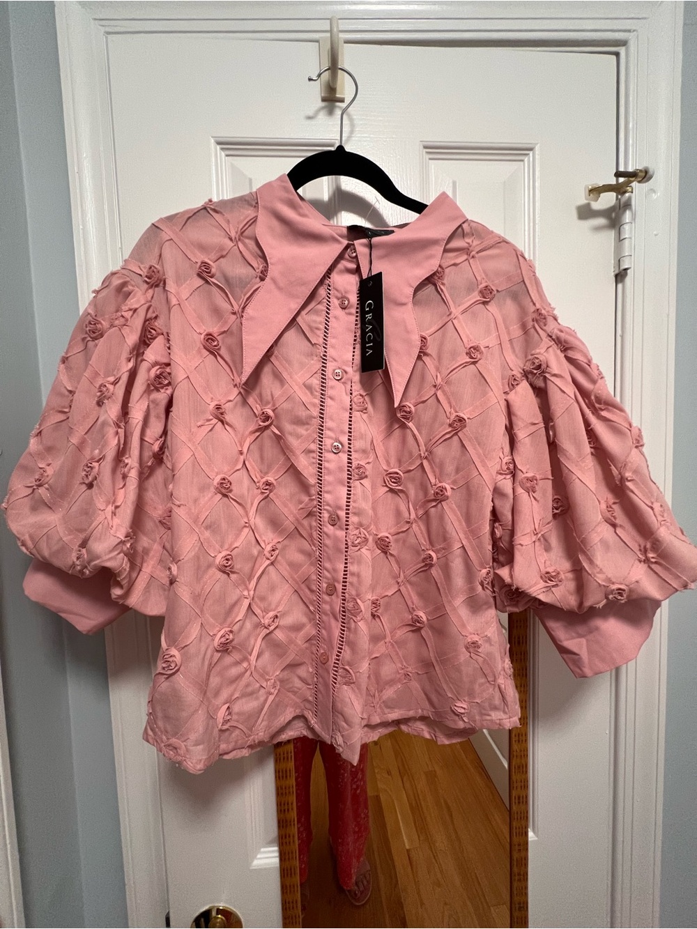 Gracia Soft Pink Knotted Lattice Puff-Sleeve Button Down